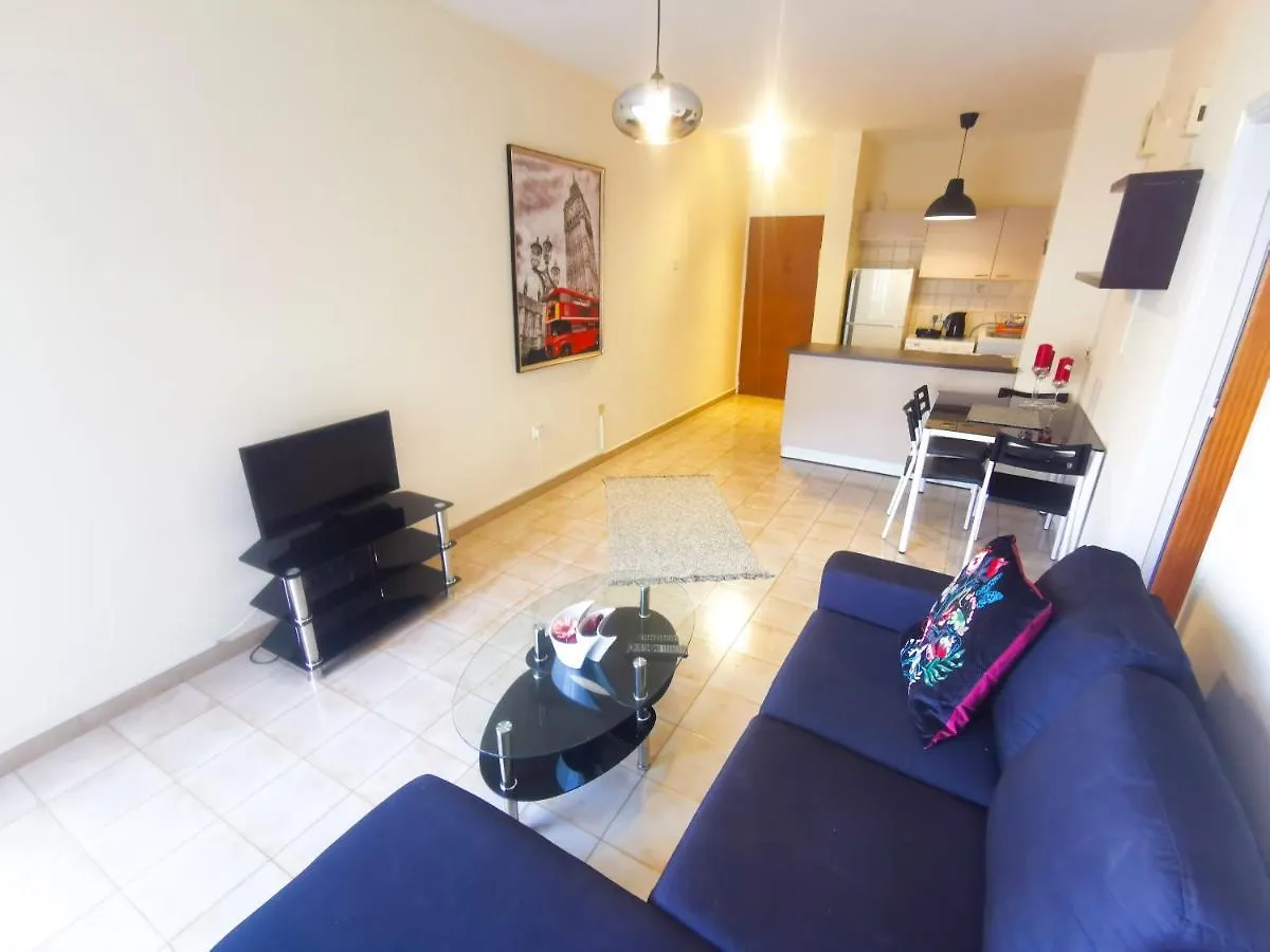 Flirty Flamingo Seaview Seafront Apartment Larnaca 0*,  Chipre