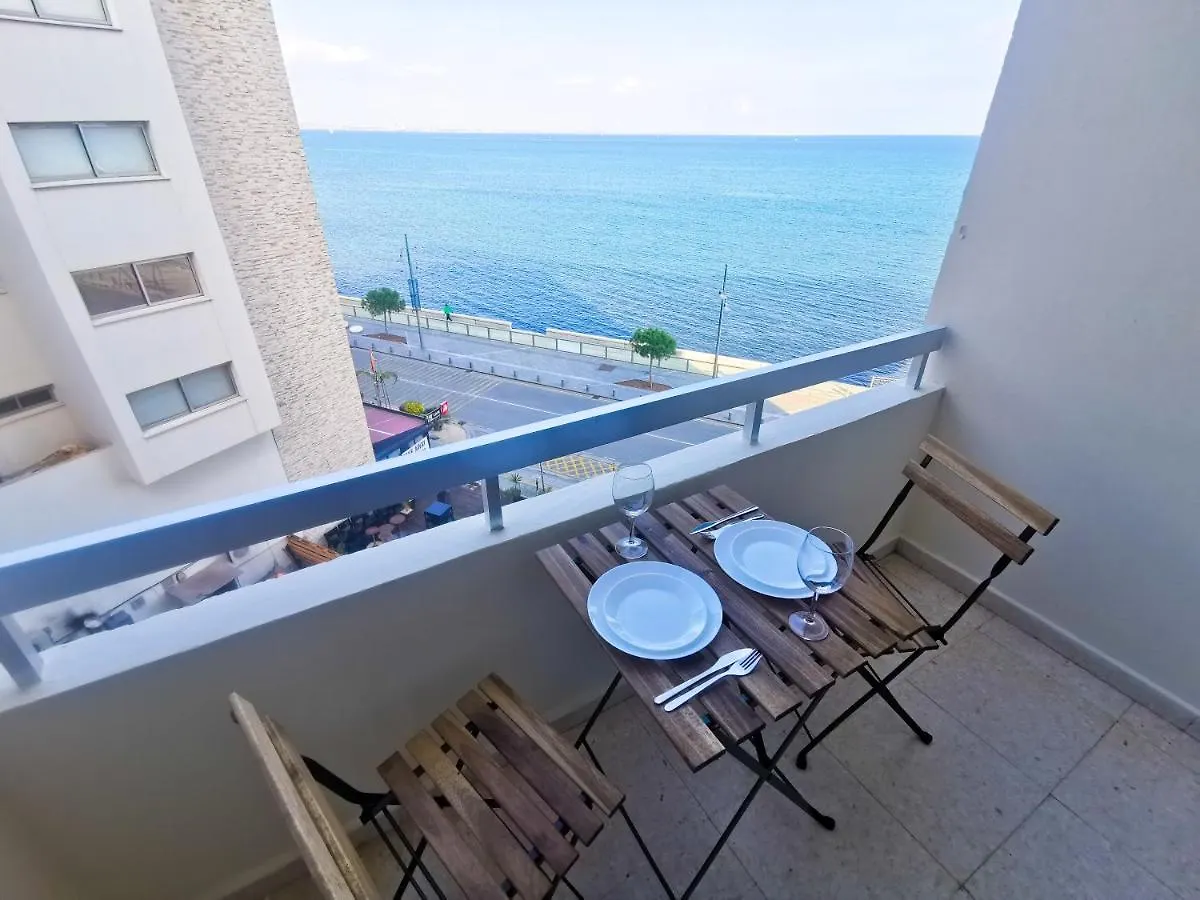 Flirty Flamingo Seaview Seafront Apartment Lárnaka